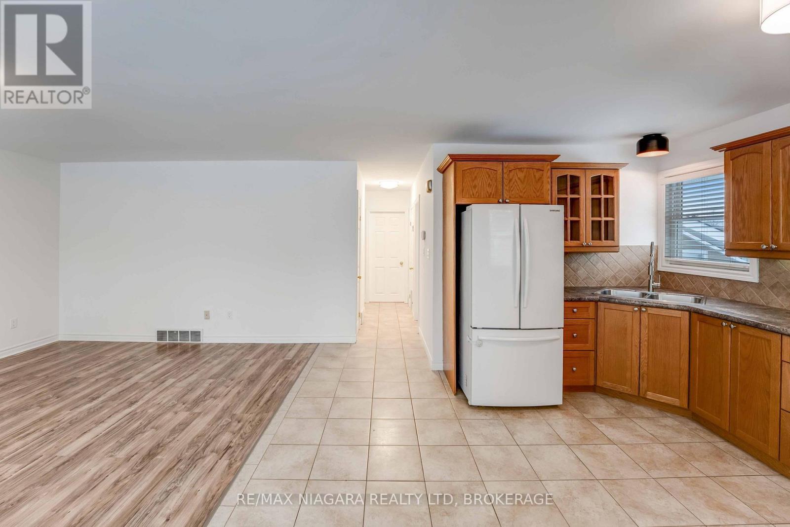 5 St Peter Street, St. Catharines (Burleigh Hill), ON - Indoor Photo Showing Kitchen With Double Sink