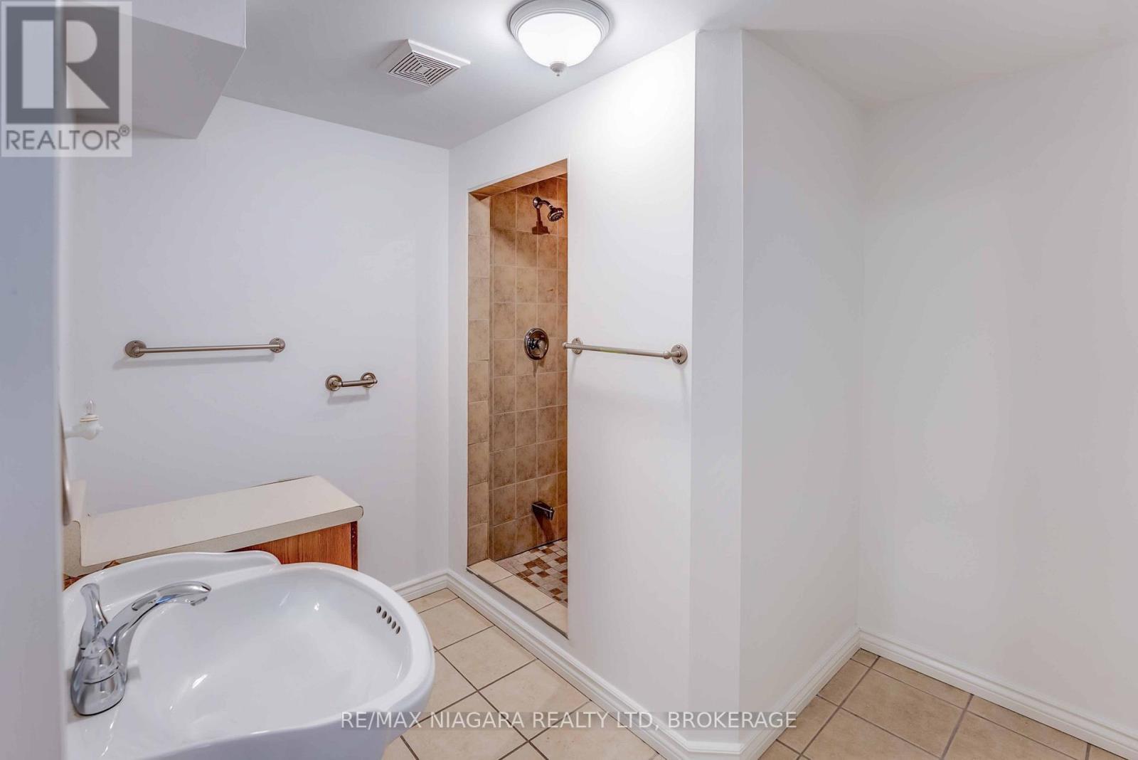 5 St Peter Street, St. Catharines (Burleigh Hill), ON - Indoor Photo Showing Bathroom