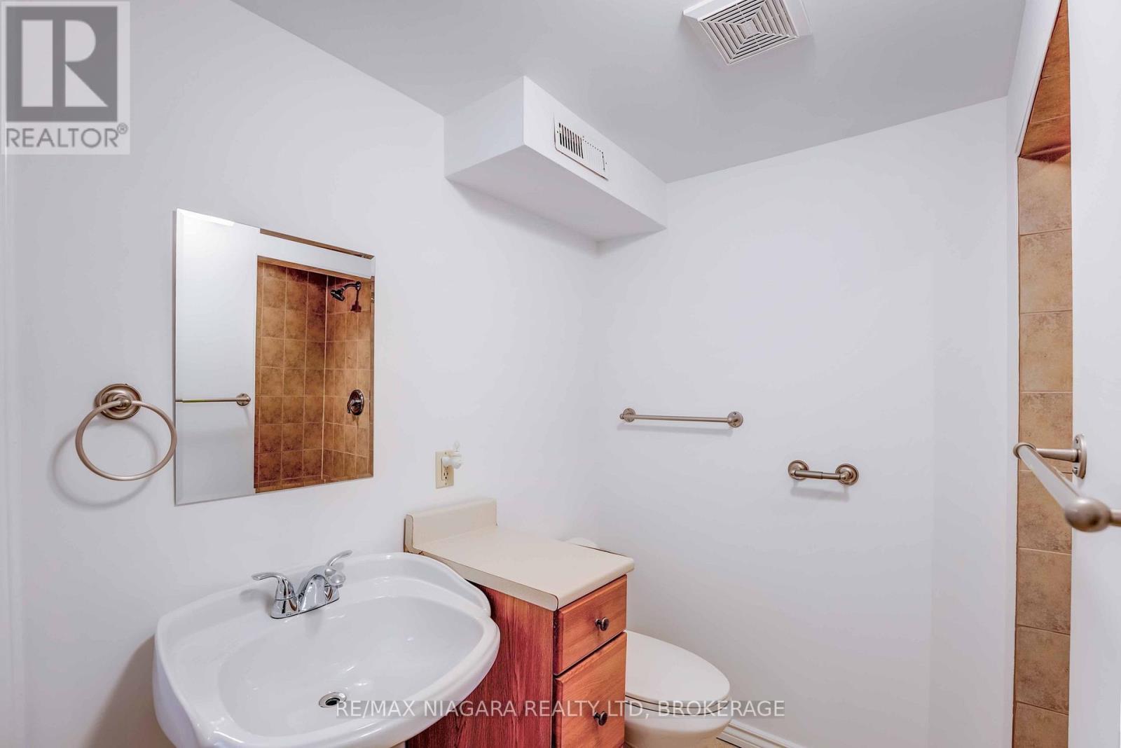 5 St Peter Street, St. Catharines (Burleigh Hill), ON - Indoor Photo Showing Bathroom