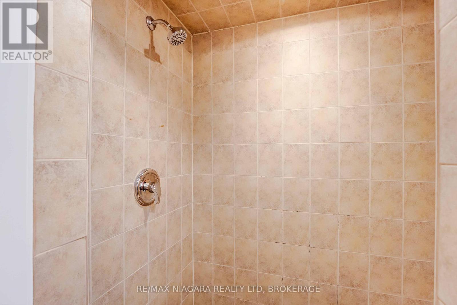 5 St Peter Street, St. Catharines (Burleigh Hill), ON - Indoor Photo Showing Bathroom