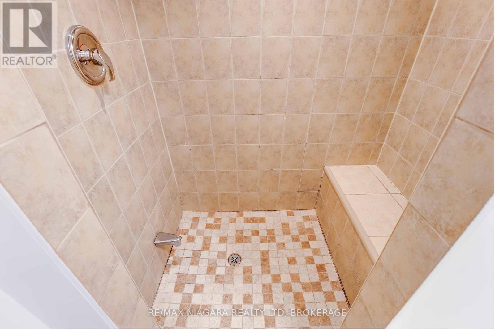 5 St Peter Street, St. Catharines (Burleigh Hill), ON - Indoor Photo Showing Bathroom