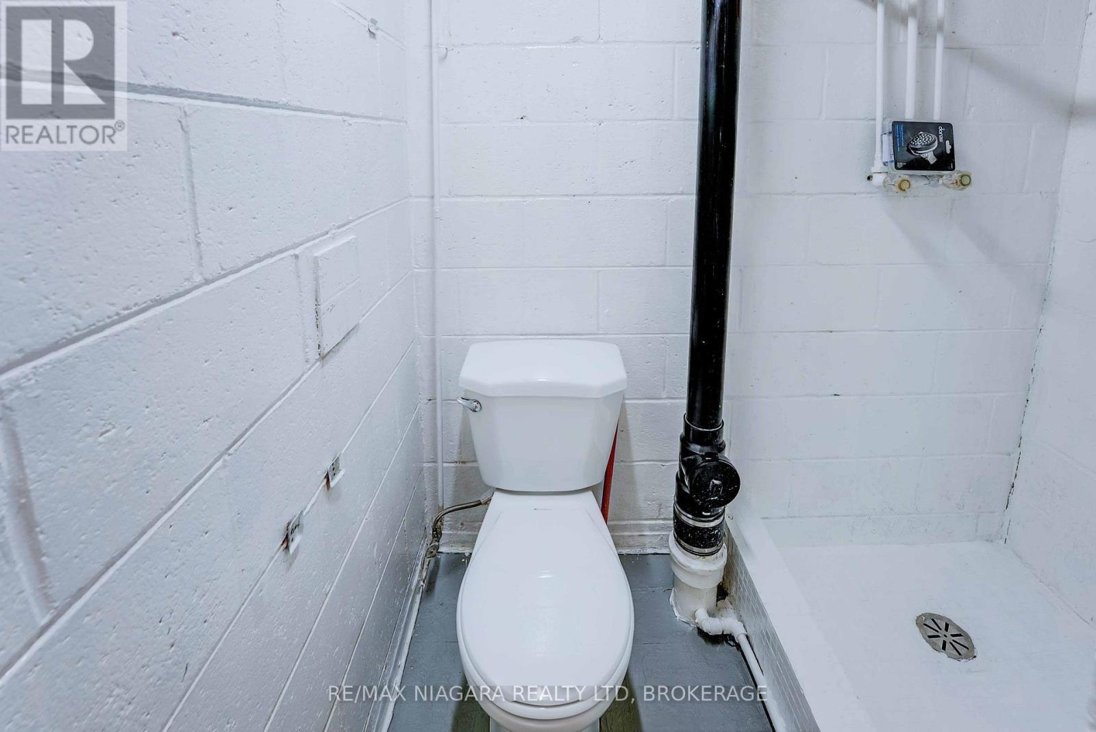 5 St Peter Street, St. Catharines (Burleigh Hill), ON - Indoor Photo Showing Bathroom