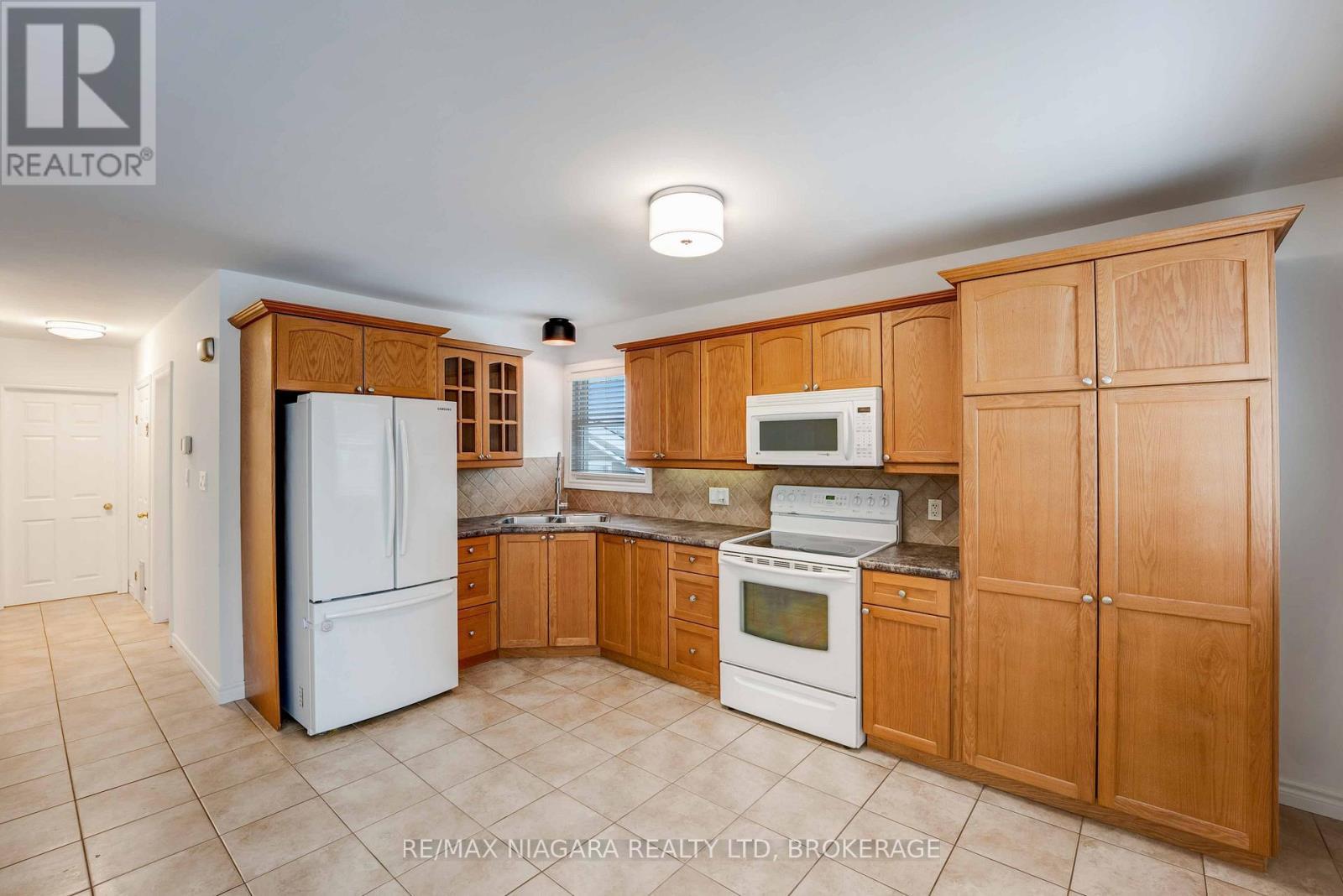 5 St Peter Street, St. Catharines (Burleigh Hill), ON - Indoor Photo Showing Kitchen
