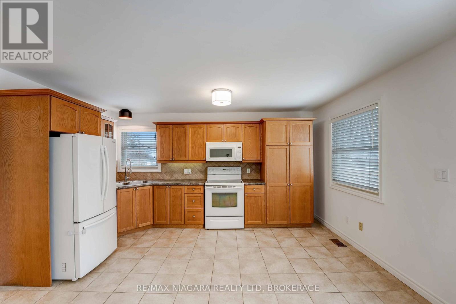 5 St Peter Street, St. Catharines (Burleigh Hill), ON - Indoor Photo Showing Kitchen