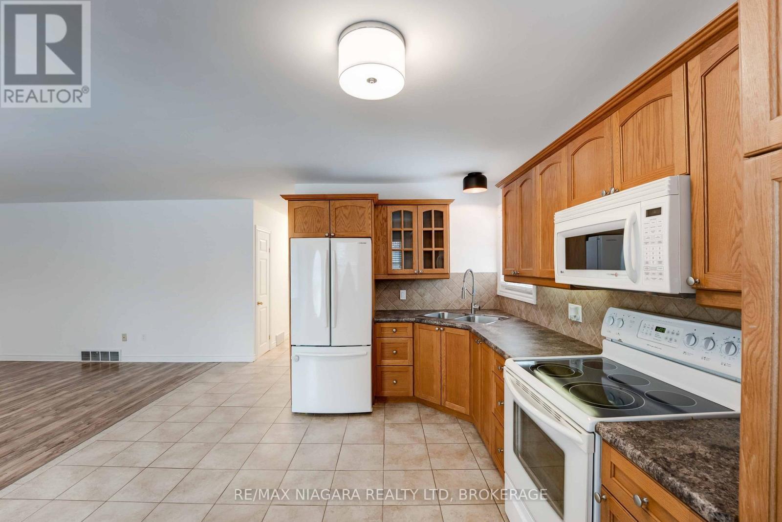5 St Peter Street, St. Catharines (Burleigh Hill), ON - Indoor Photo Showing Kitchen