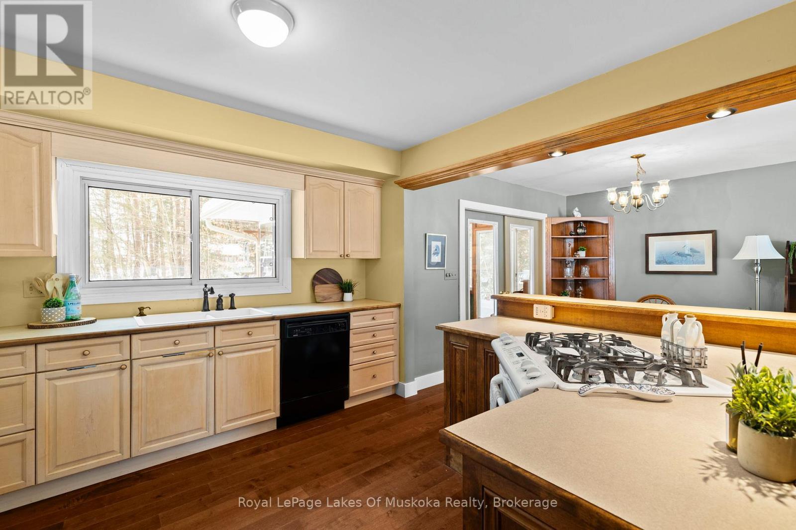 Built in gas oven/stove top. - 5 Brobst Forest Crescent, Bracebridge (Monck (Bracebridge)), ON - Indoor