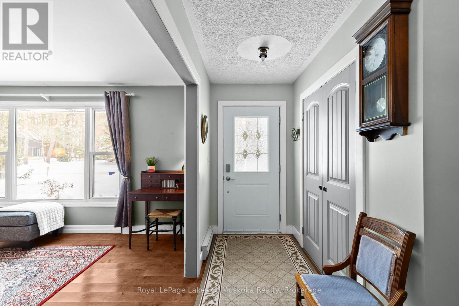 Light bright main floor foyer entrance. - 5 Brobst Forest Crescent, Bracebridge (Monck (Bracebridge)), ON - Indoor