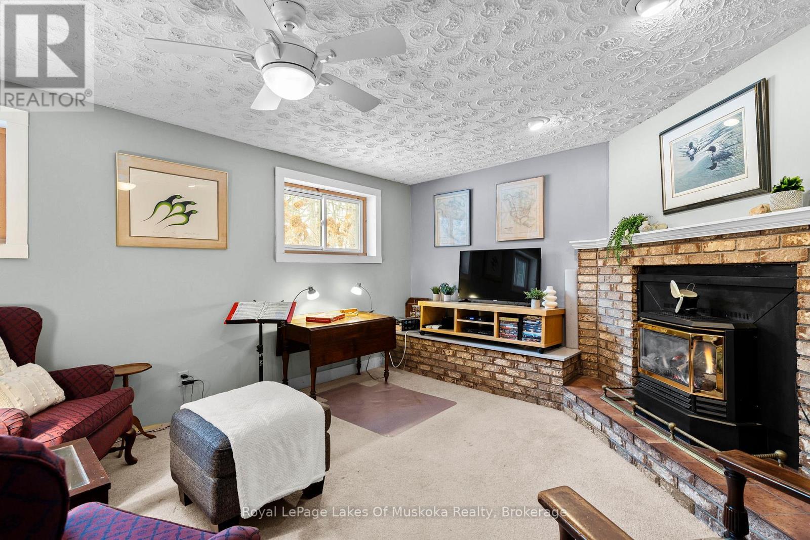 Lots of natural light. - 5 Brobst Forest Crescent, Bracebridge (Monck (Bracebridge)), ON - Indoor Photo Showing Living Room With Fireplace