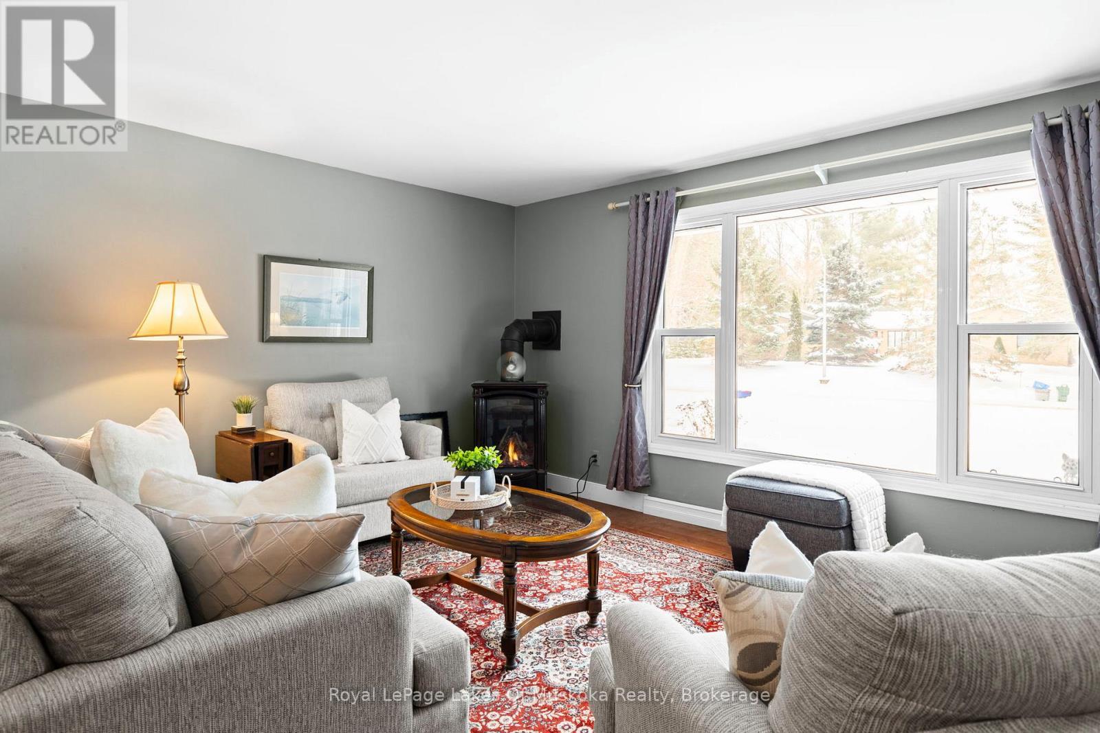 South facing, natural light. - 5 Brobst Forest Crescent, Bracebridge (Monck (Bracebridge)), ON - Indoor Photo Showing Living Room
