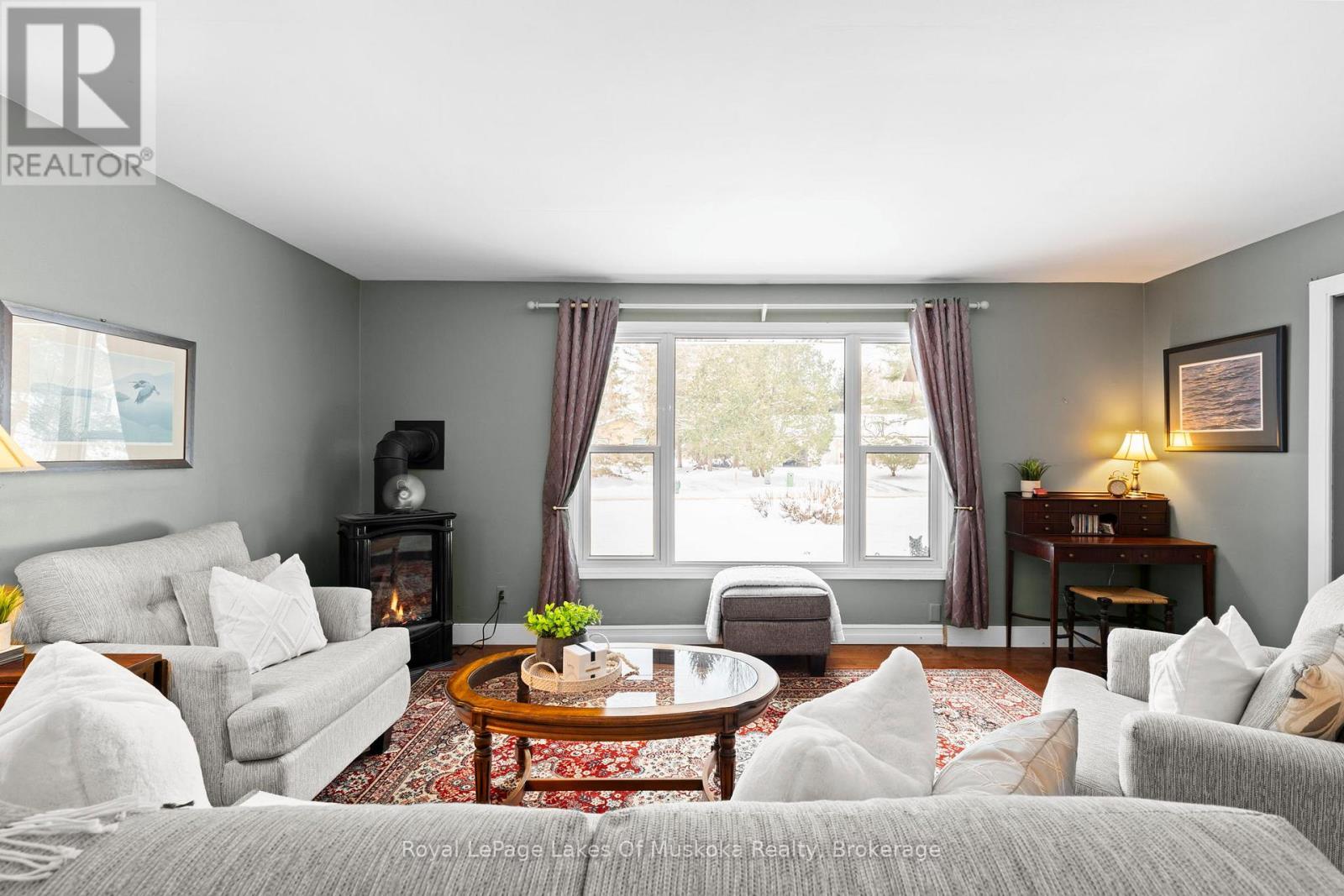 Warm, cozy vibe. - 5 Brobst Forest Crescent, Bracebridge (Monck (Bracebridge)), ON - Indoor Photo Showing Living Room