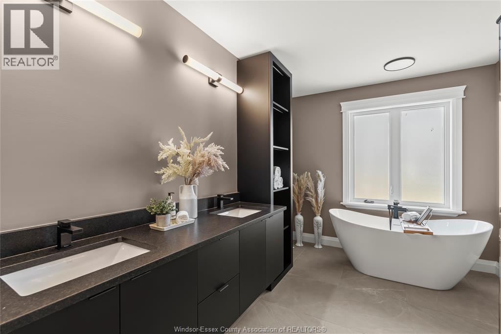 2572 Mayfair, Lasalle, ON - Indoor Photo Showing Bathroom