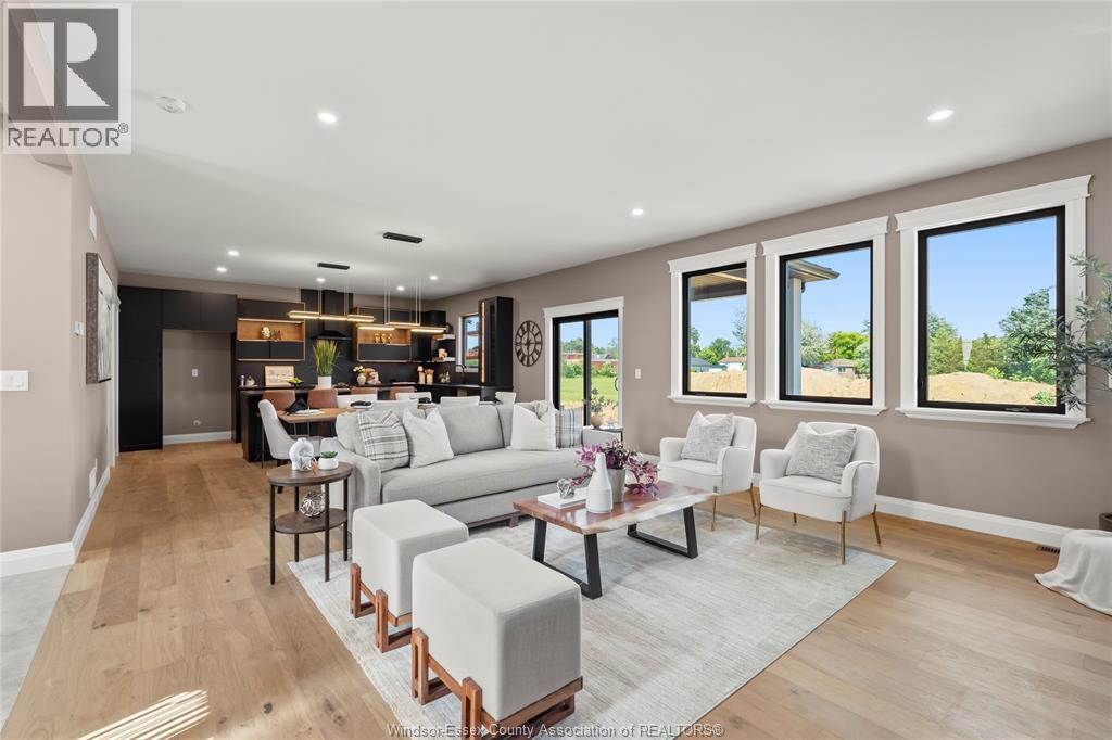 2572 Mayfair, Lasalle, ON - Indoor Photo Showing Living Room