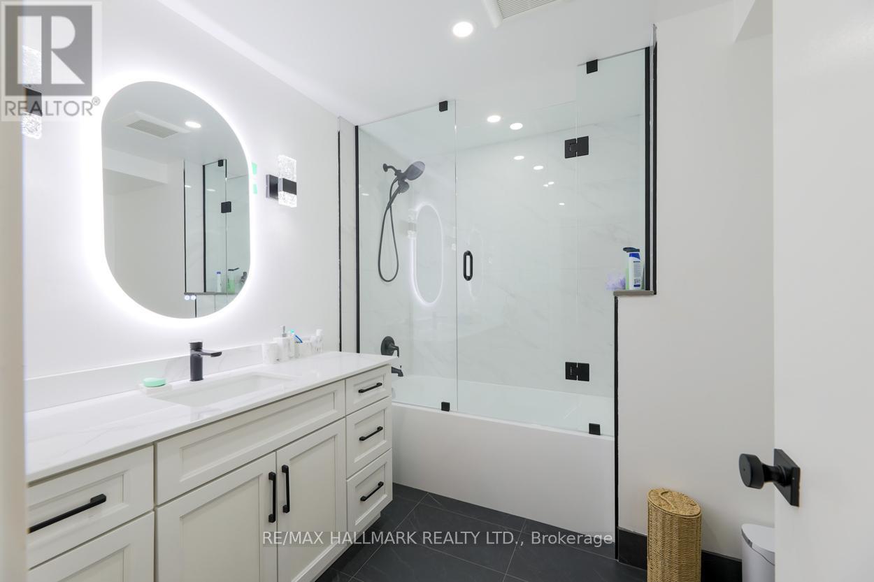 Main Floor 4pc Washroom - Main Floor - 10 Flagstaff Road, Toronto, ON - Indoor Photo Showing Bathroom