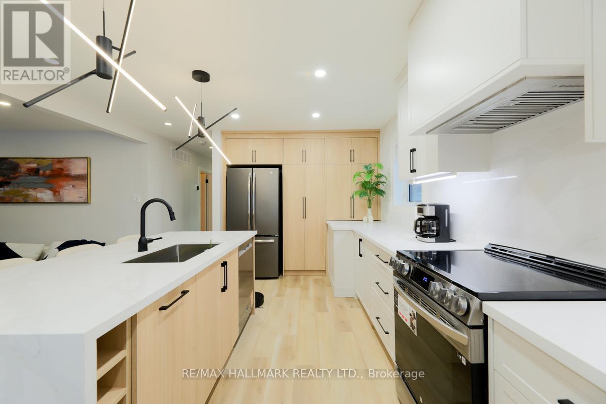 Main Floor - 10 Flagstaff Road, Toronto, ON - Indoor Photo Showing Kitchen With Upgraded Kitchen