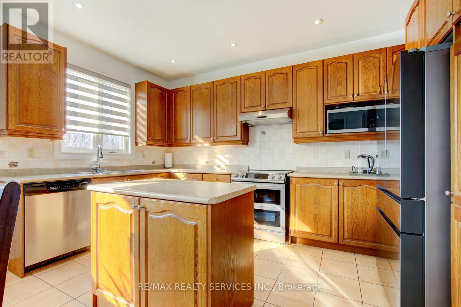 38 Cape Dorset Crescent, Brampton, ON - Indoor Photo Showing Kitchen With Stainless Steel Kitchen
