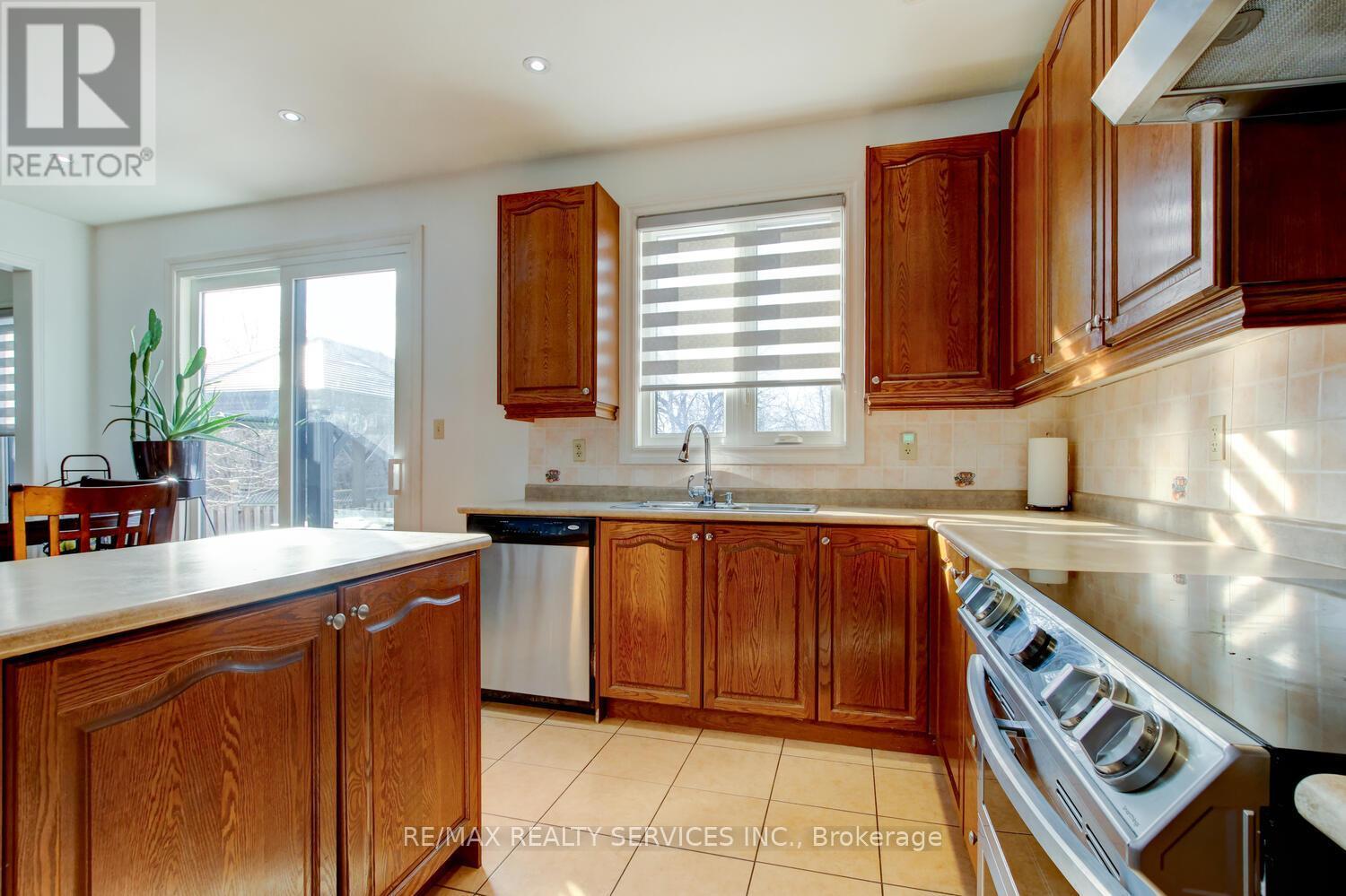 38 Cape Dorset Crescent, Brampton, ON - Indoor Photo Showing Kitchen
