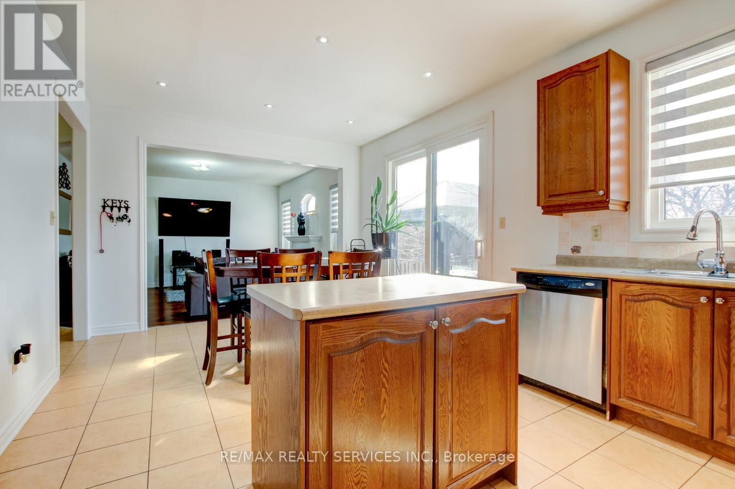 38 Cape Dorset Crescent, Brampton, ON - Indoor Photo Showing Kitchen