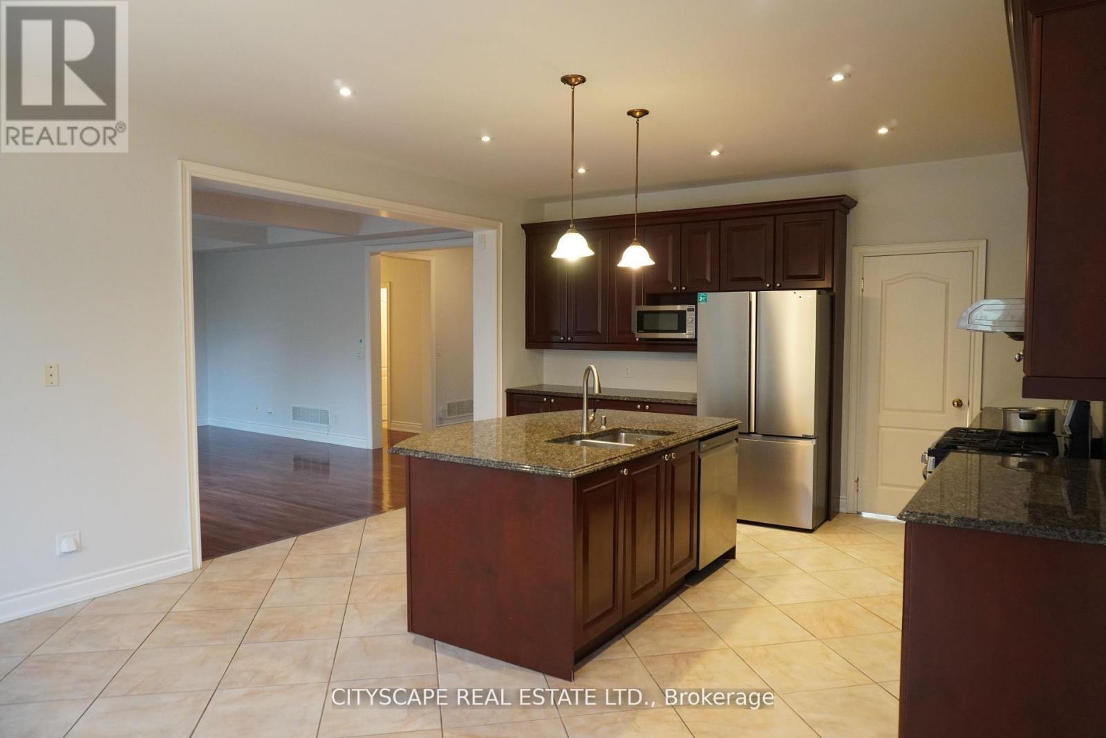 536 Canyon Street, Mississauga, ON - Indoor Photo Showing Kitchen With Stainless Steel Kitchen