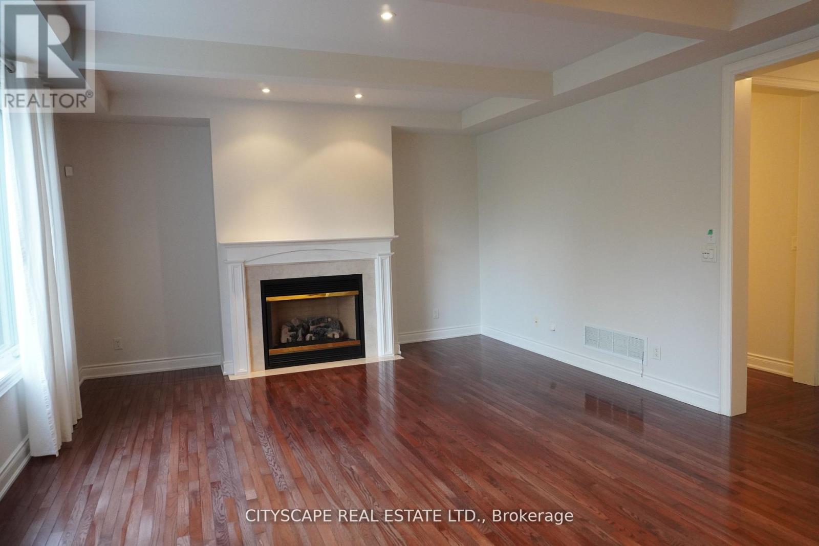 536 Canyon Street, Mississauga, ON - Indoor Photo Showing Living Room With Fireplace