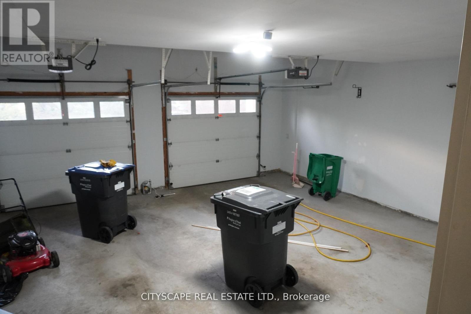 536 Canyon Street, Mississauga, ON - Indoor Photo Showing Garage