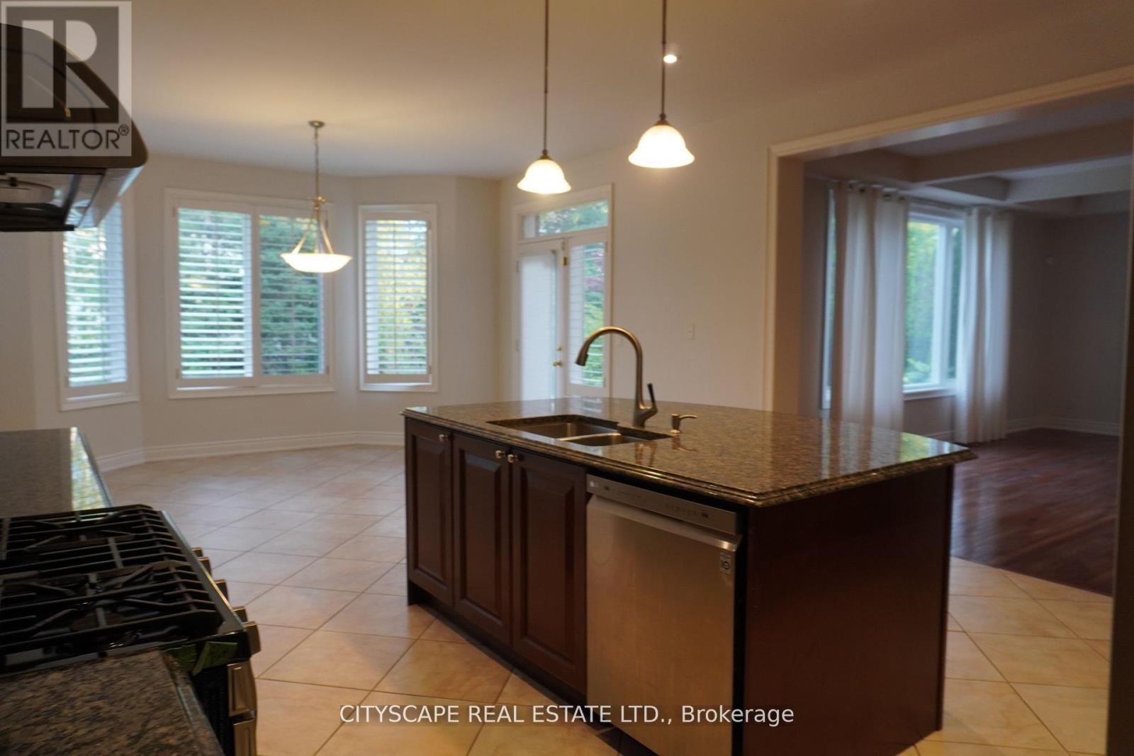 536 Canyon Street, Mississauga, ON - Indoor Photo Showing Kitchen With Double Sink