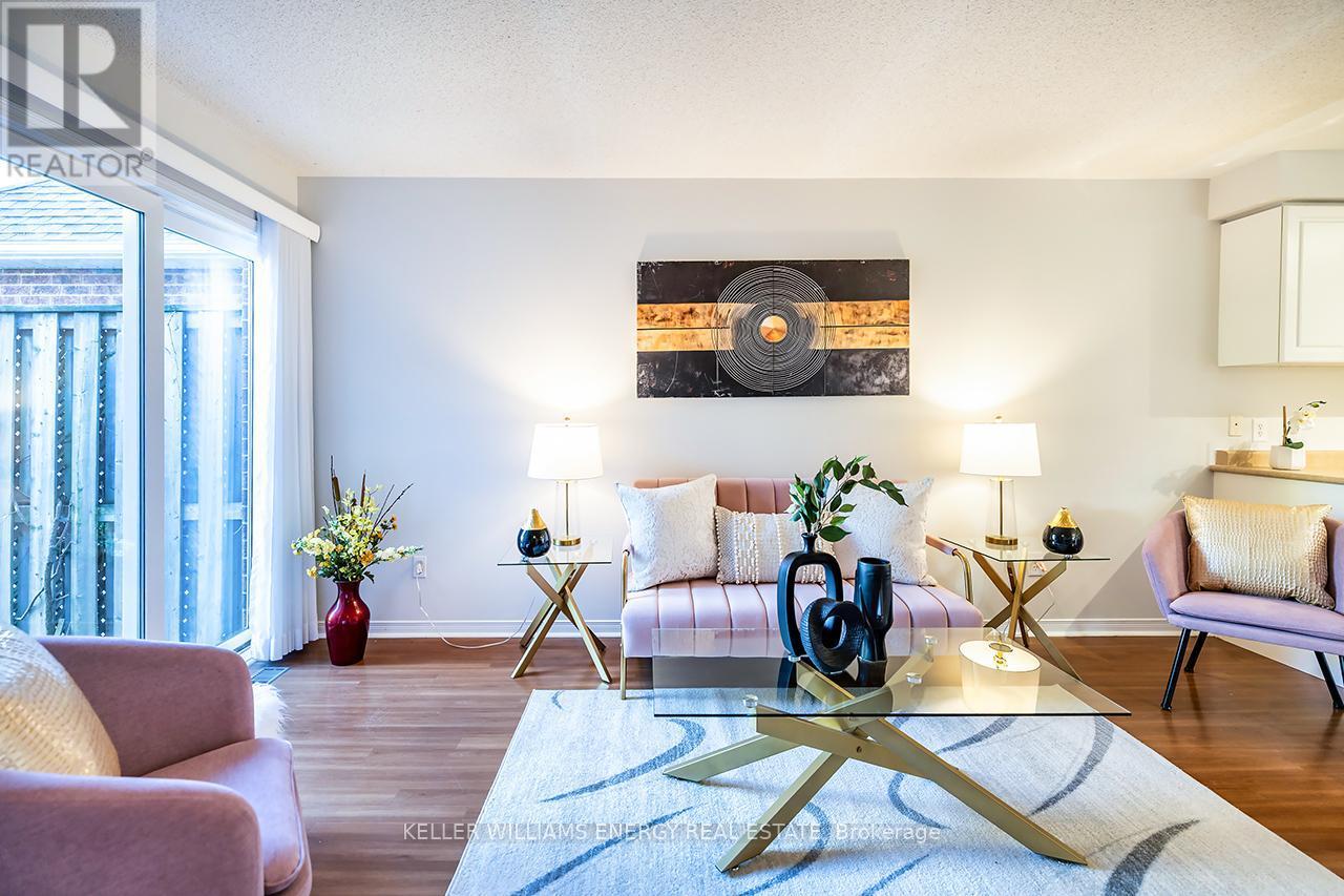 1210 Ormond Drive, Oshawa (Samac), ON - Indoor Photo Showing Living Room