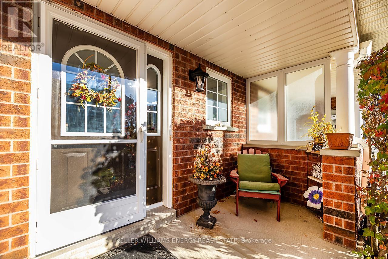 Charming porch - 1210 Ormond Drive, Oshawa (Samac), ON - Outdoor With Deck Patio Veranda With Exterior