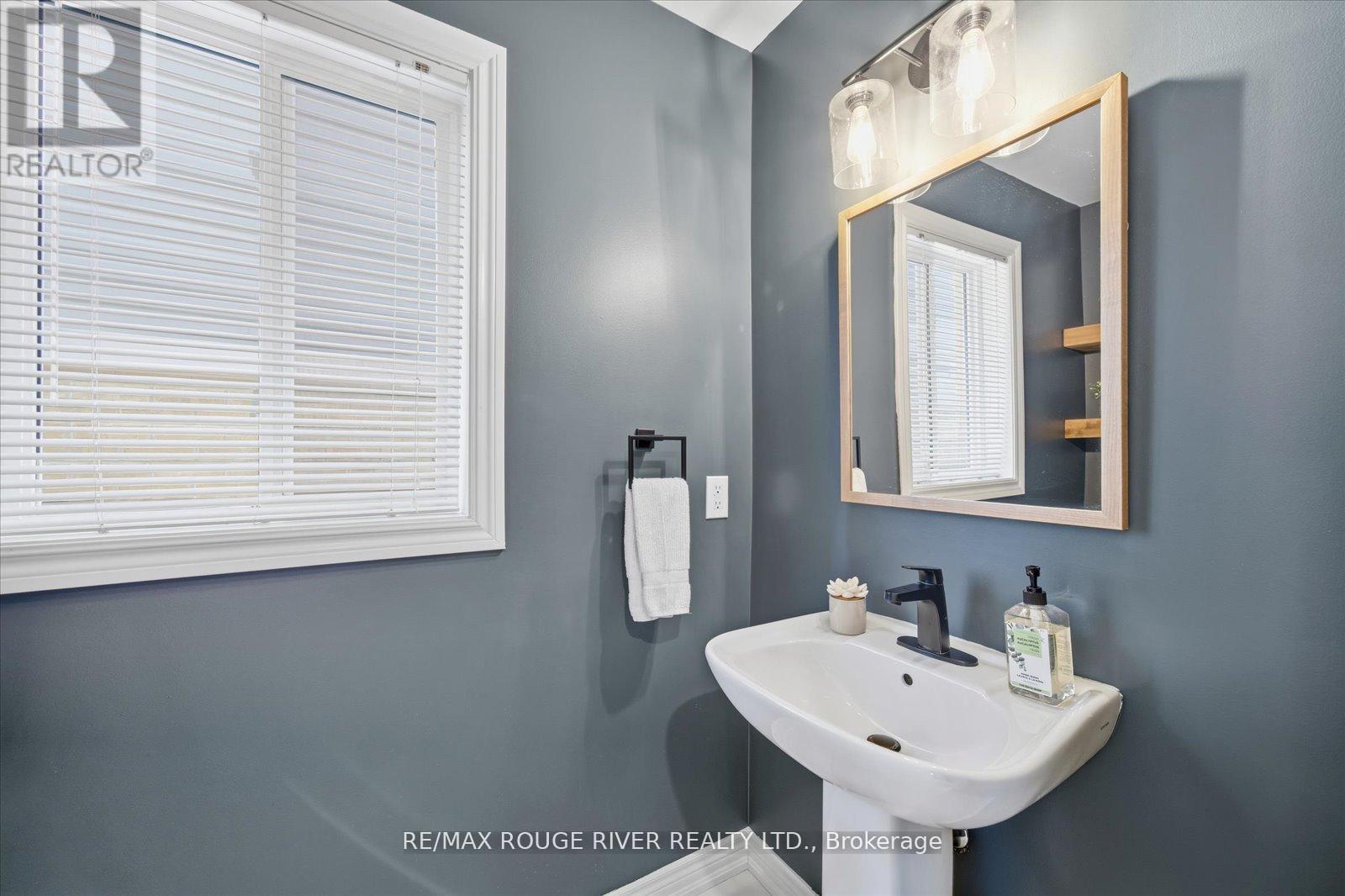 245 Blackwell Crescent, Oshawa (Windfields), ON - Indoor Photo Showing Bathroom