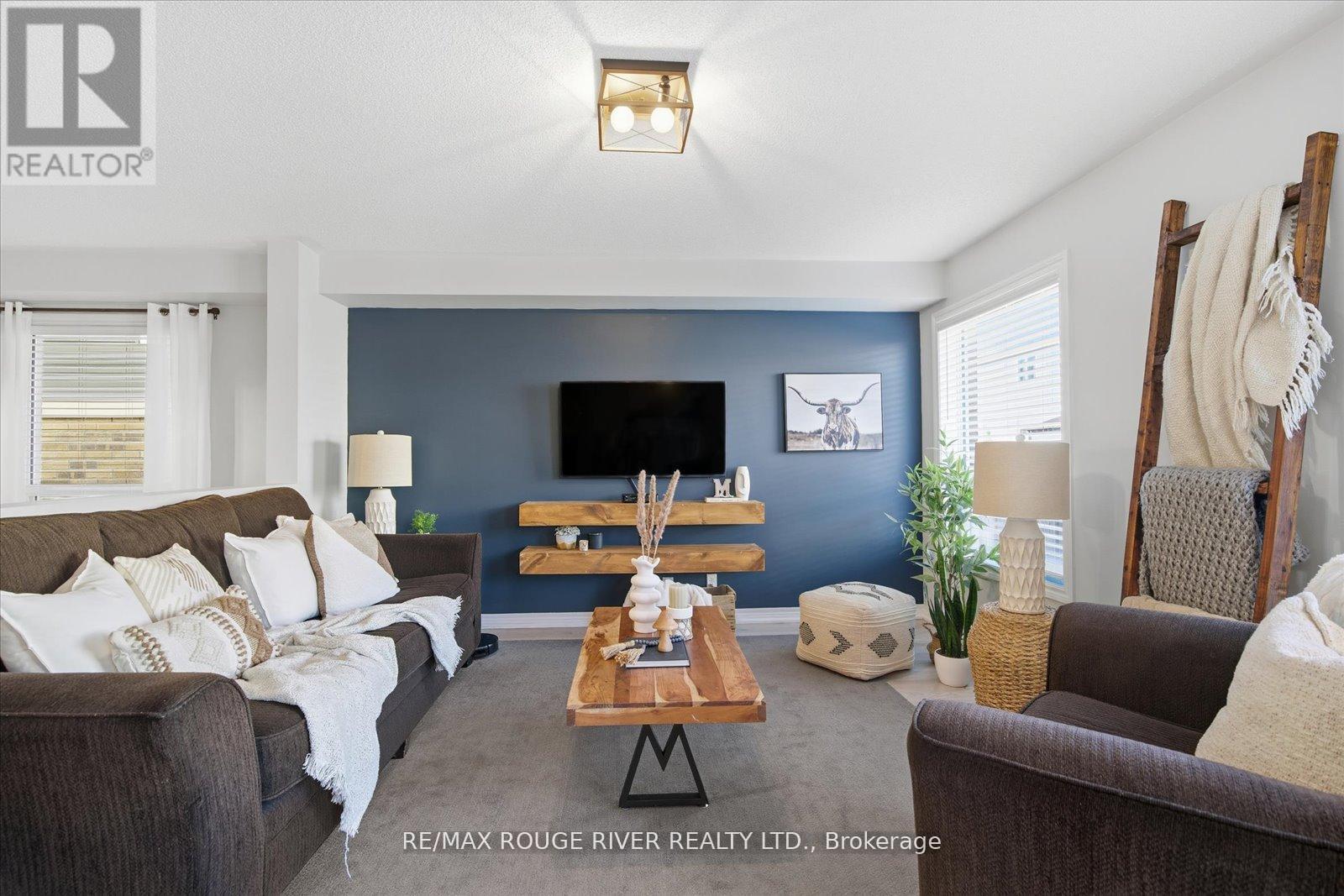 245 Blackwell Crescent, Oshawa (Windfields), ON - Indoor Photo Showing Living Room