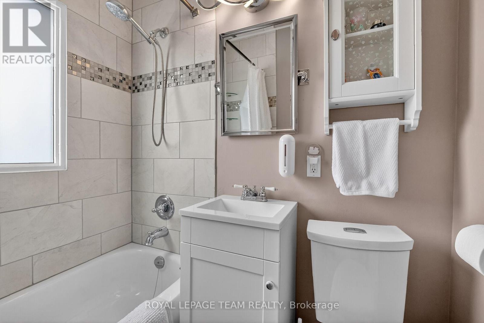 4pc main bath updated - 97 Woodward Street, Carleton Place, ON - Indoor Photo Showing Bathroom