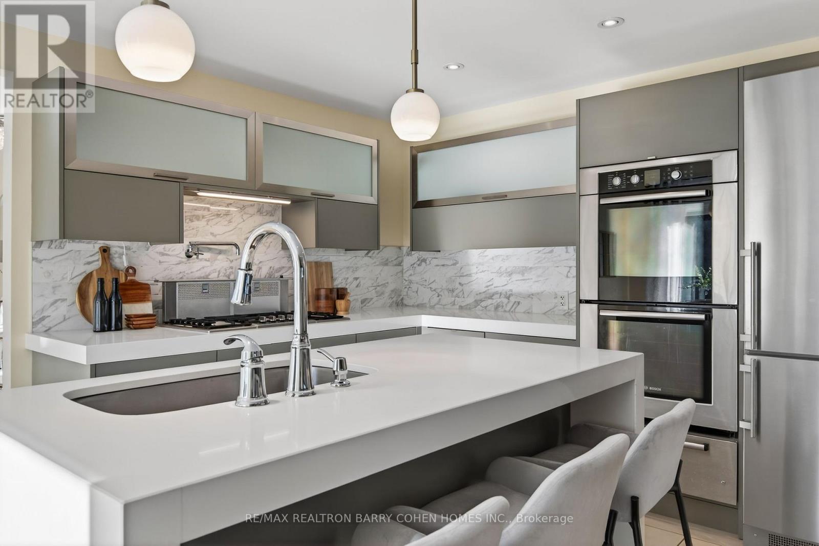 5 Sulgrave Crescent, Toronto, ON - Indoor Photo Showing Kitchen With Upgraded Kitchen