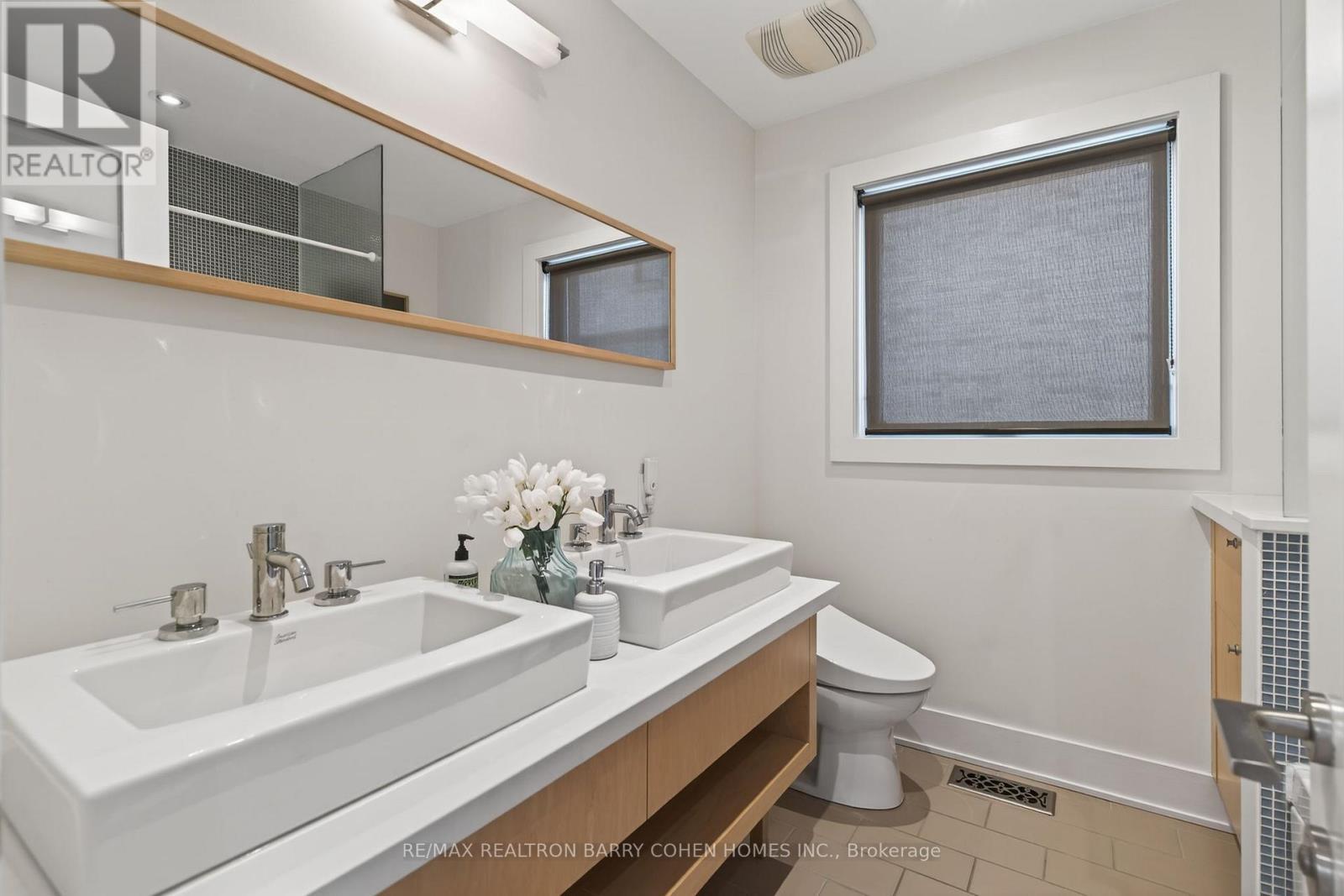 5 Sulgrave Crescent, Toronto, ON - Indoor Photo Showing Bathroom
