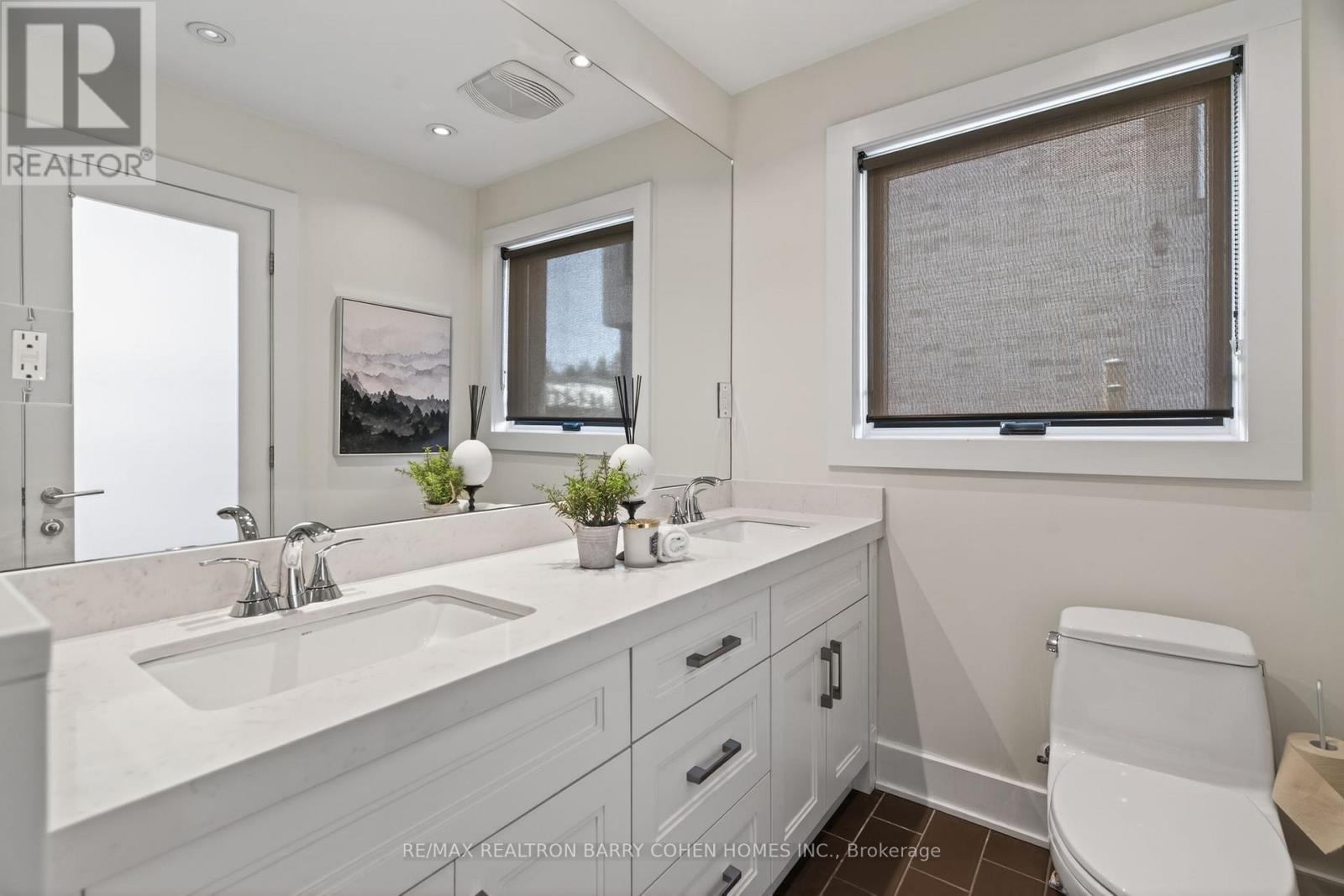 5 Sulgrave Crescent, Toronto, ON - Indoor Photo Showing Bathroom