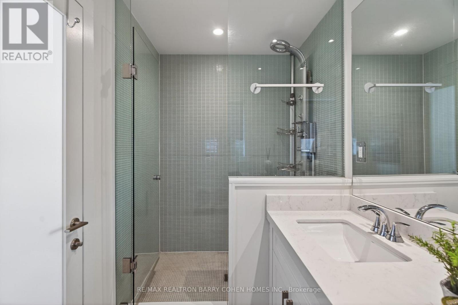 5 Sulgrave Crescent, Toronto, ON - Indoor Photo Showing Bathroom