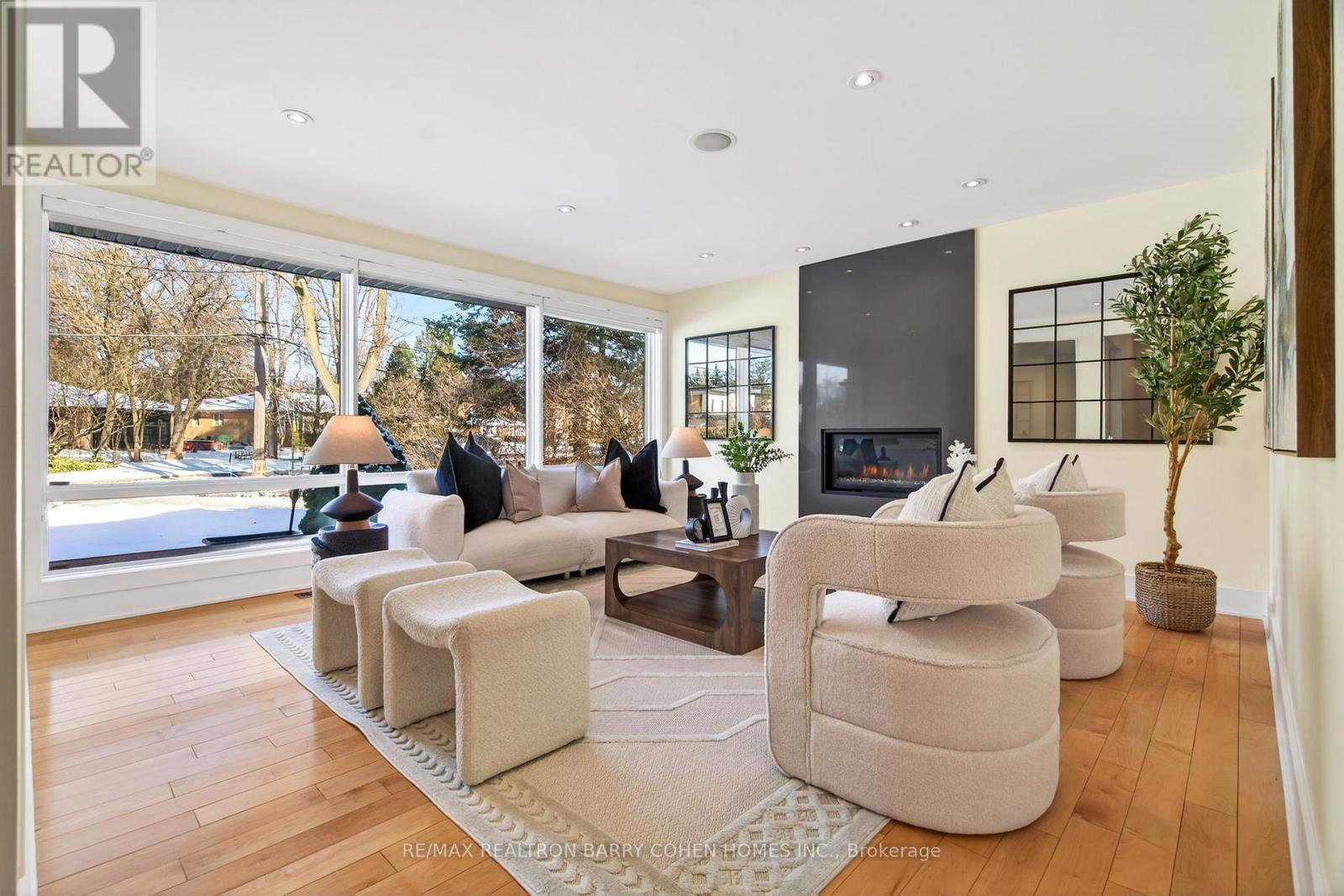 5 Sulgrave Crescent, Toronto, ON - Indoor With Fireplace