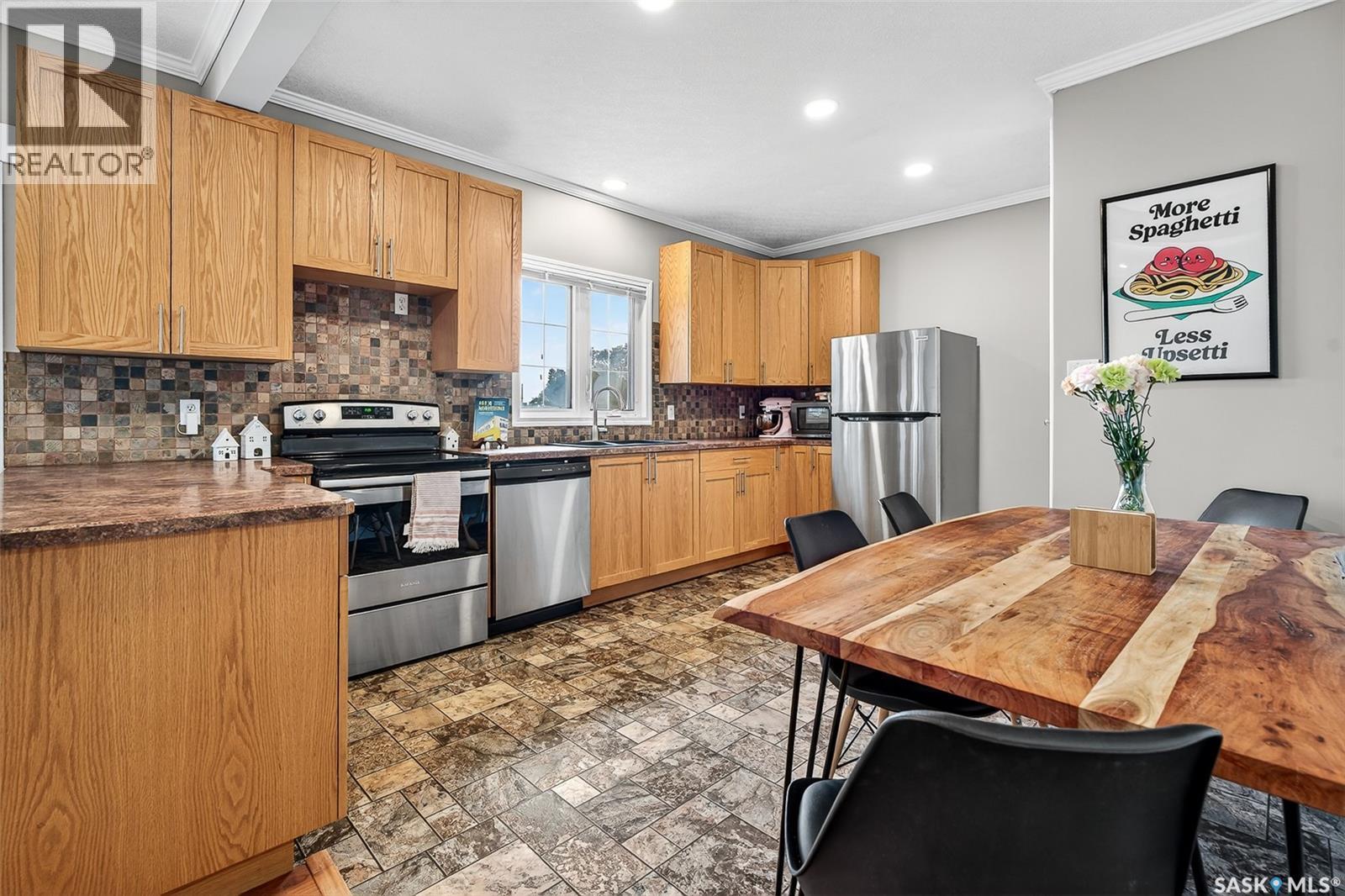 1116 Hochelaga Street W, Moose Jaw, SK - Indoor Photo Showing Kitchen