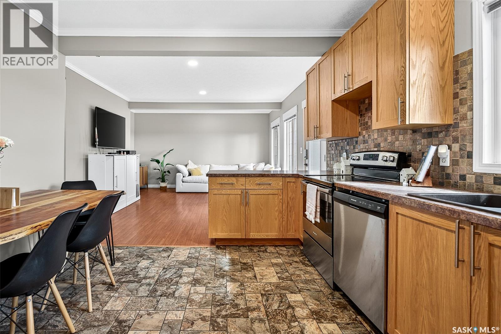 1116 Hochelaga Street W, Moose Jaw, SK - Indoor Photo Showing Kitchen With Double Sink