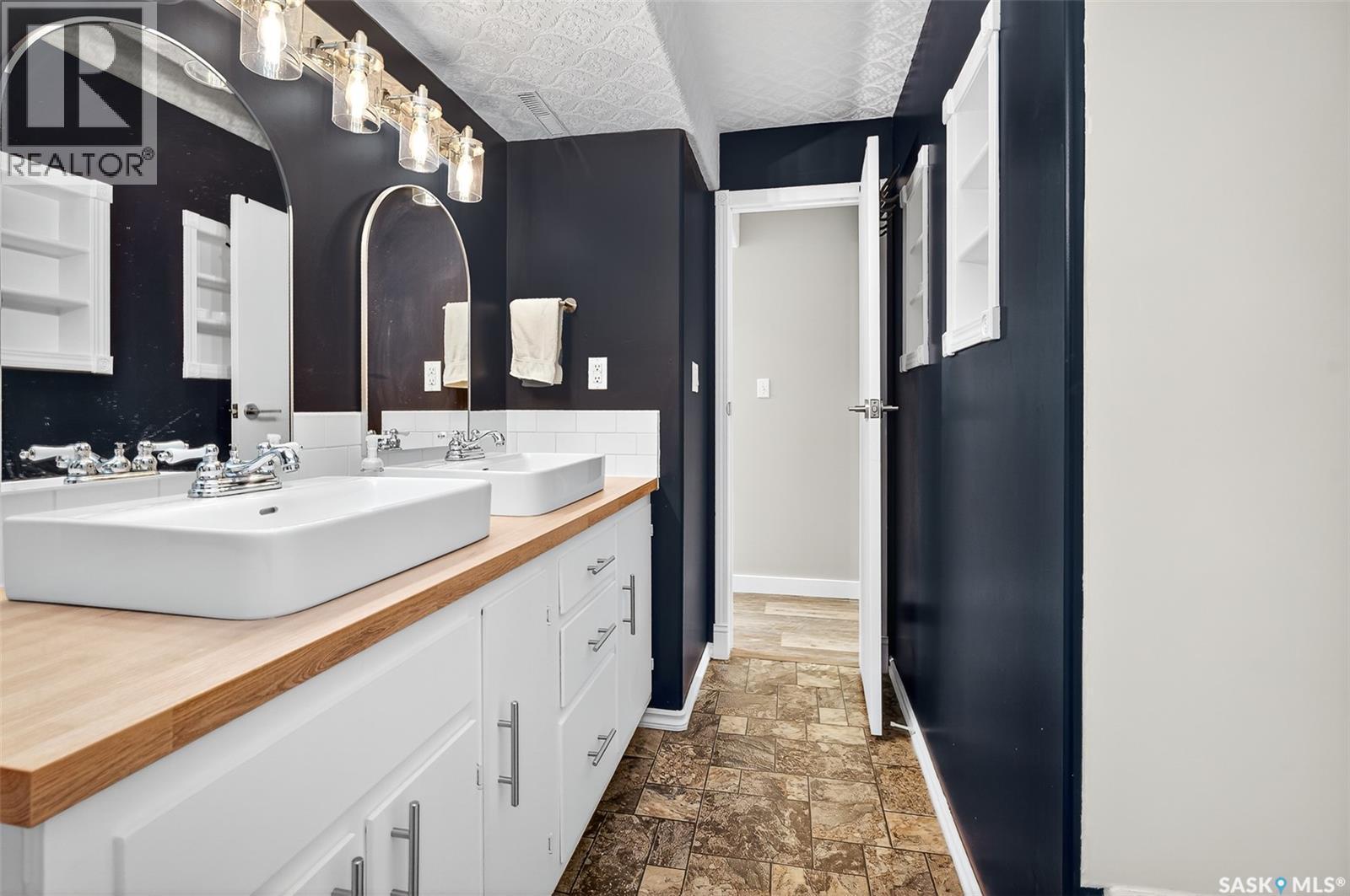 1116 Hochelaga Street W, Moose Jaw, SK - Indoor Photo Showing Bathroom
