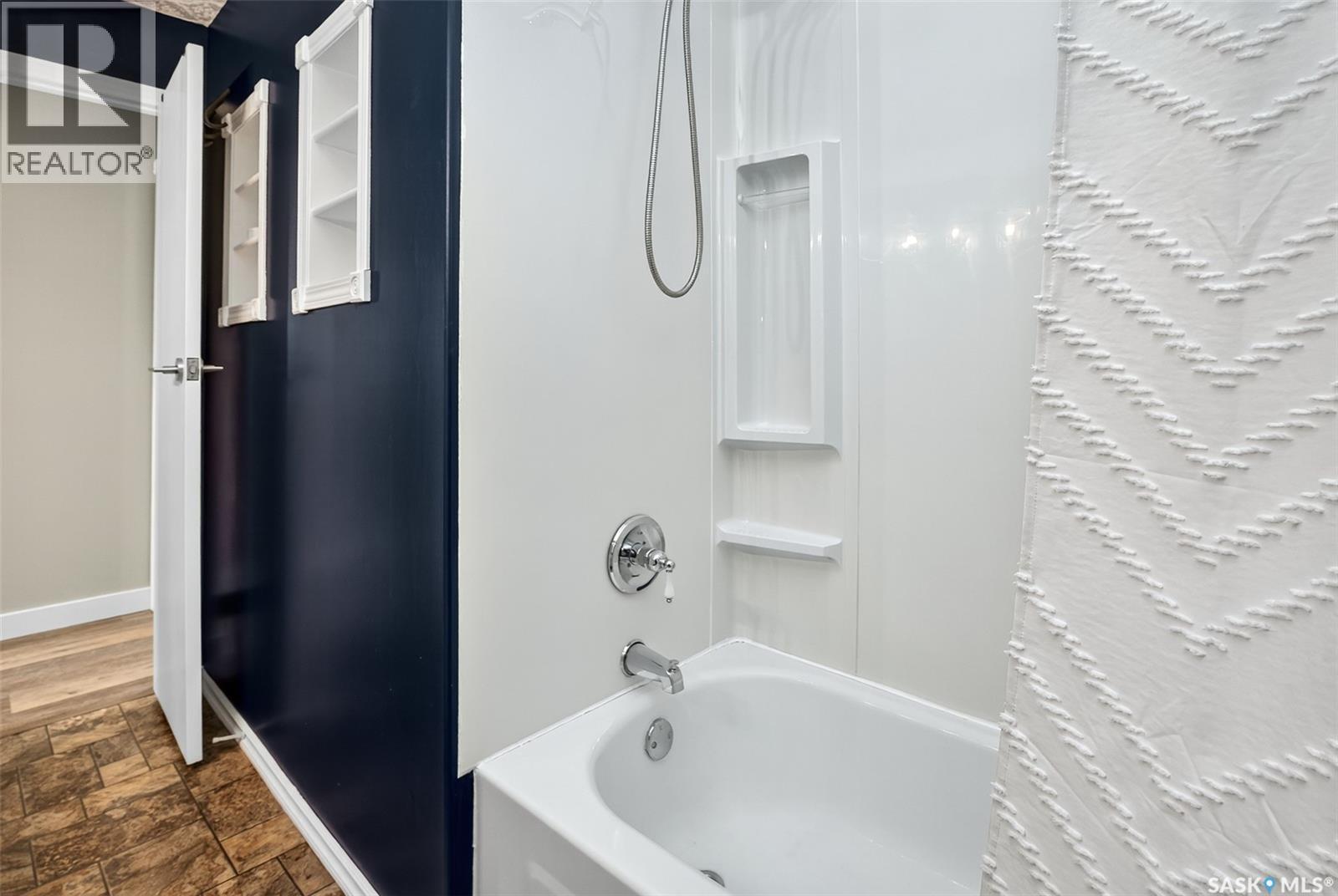 1116 Hochelaga Street W, Moose Jaw, SK - Indoor Photo Showing Bathroom