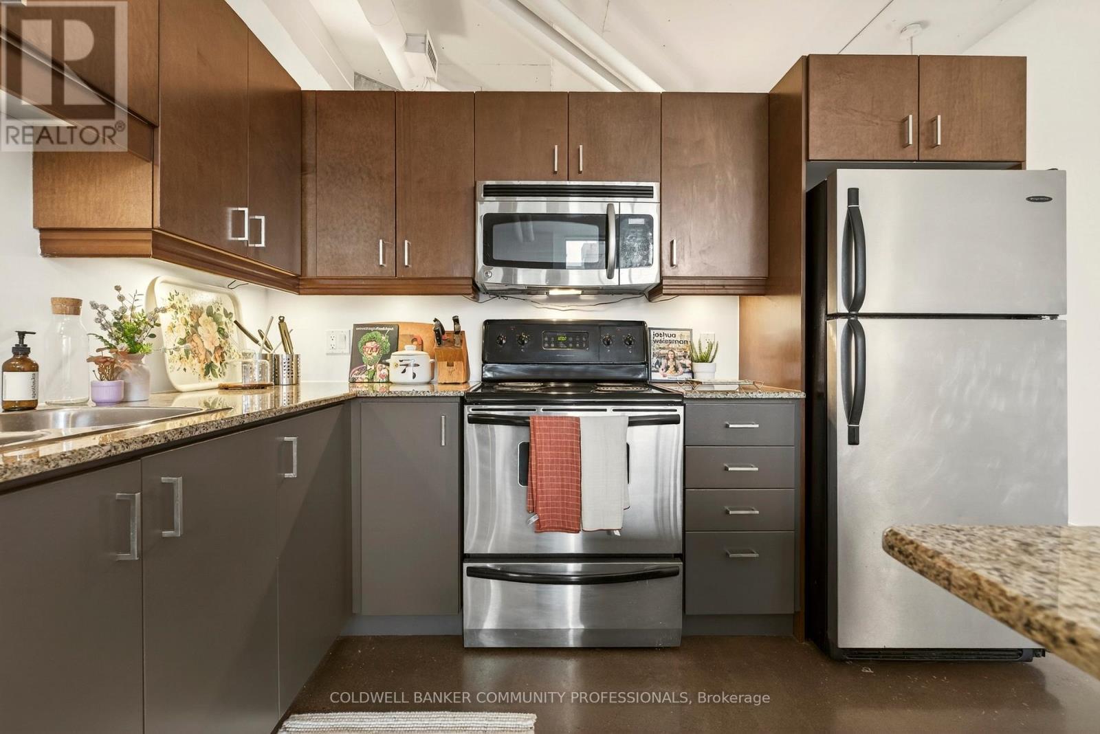 503 - 66 Bay Street S, Hamilton, ON - Indoor Photo Showing Kitchen