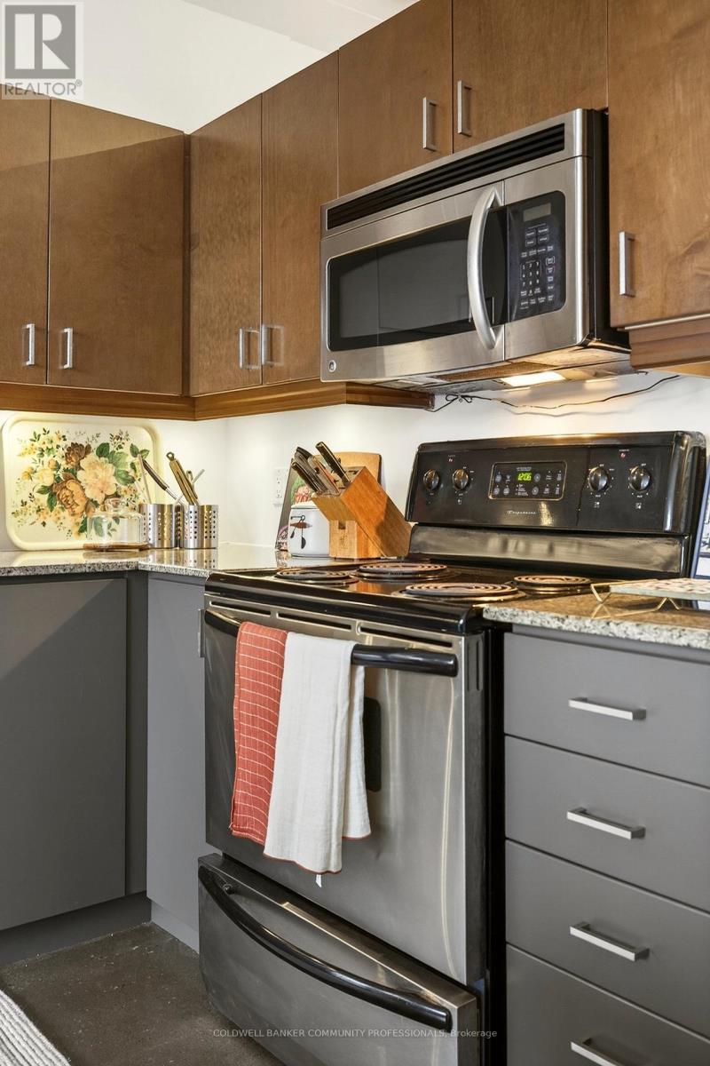 503 - 66 Bay Street S, Hamilton, ON - Indoor Photo Showing Kitchen