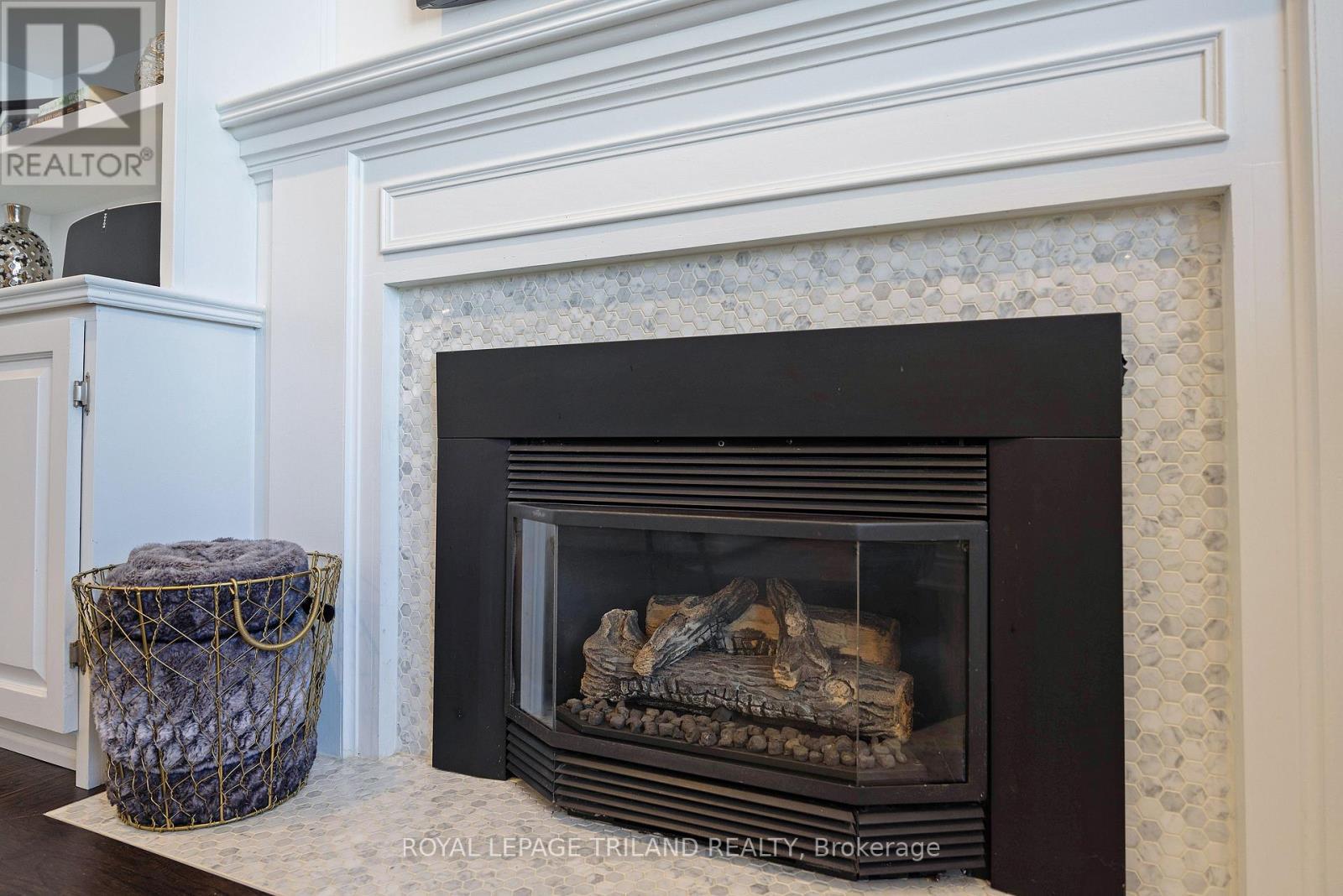73 Mcleod Crescent, London North (North H), ON - Indoor Photo Showing Living Room With Fireplace