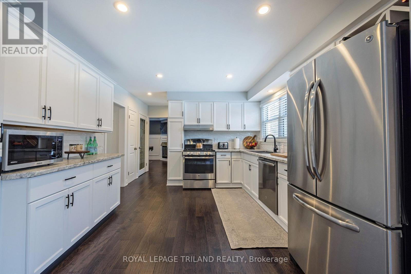 73 Mcleod Crescent, London North (North H), ON - Indoor Photo Showing Kitchen