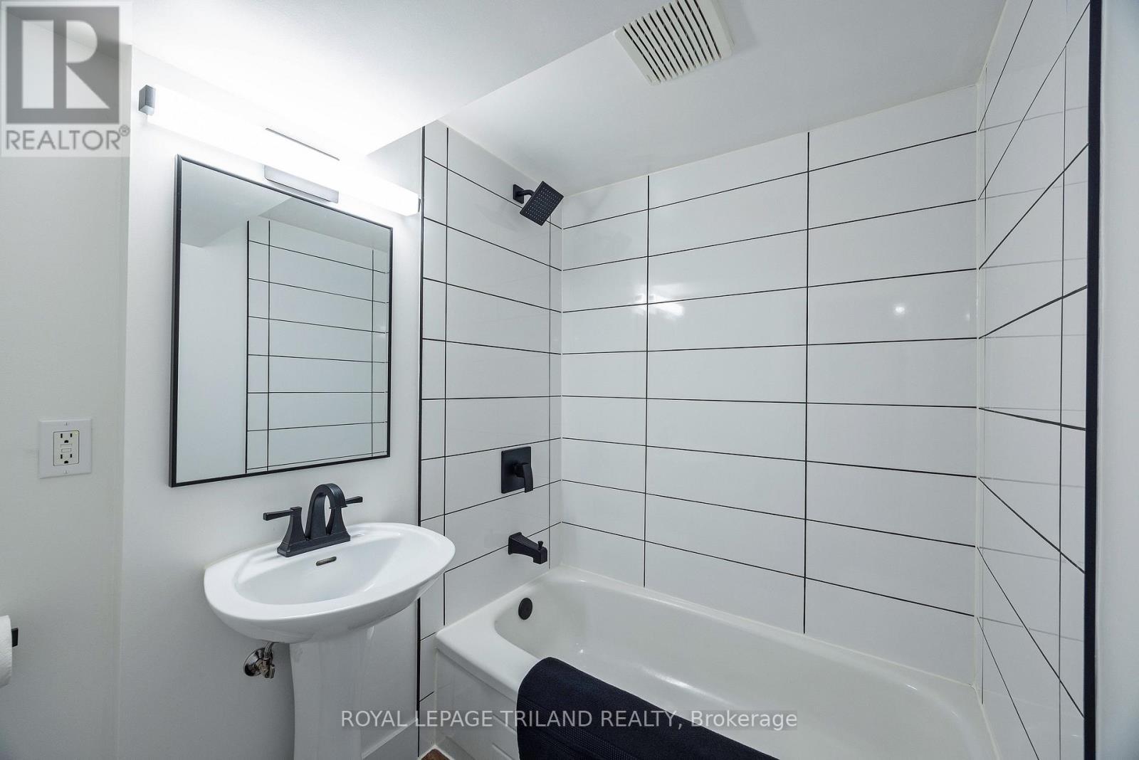 73 Mcleod Crescent, London North (North H), ON - Indoor Photo Showing Bathroom