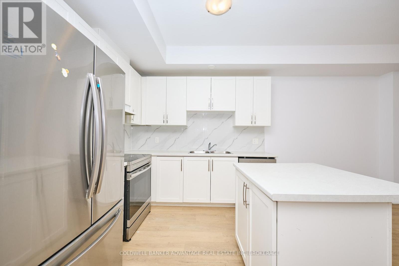 23 Perenack Avenue, Welland (Broadway), ON - Indoor Photo Showing Kitchen With Double Sink With Upgraded Kitchen