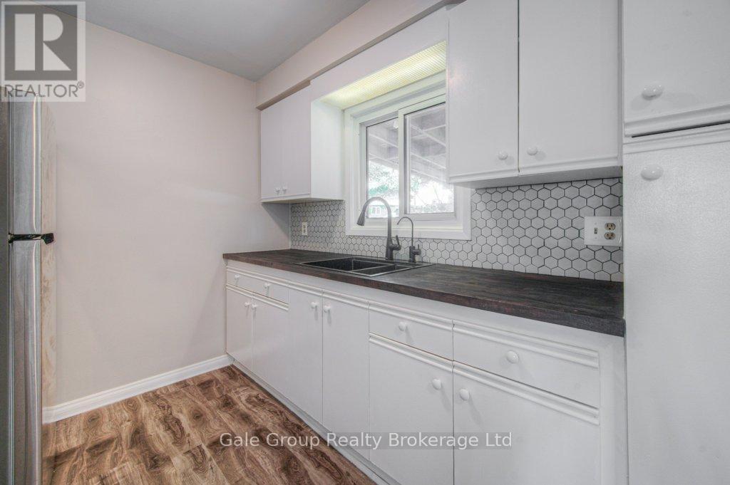 B - 808 Walter Street, Cambridge, ON - Indoor Photo Showing Kitchen With Double Sink