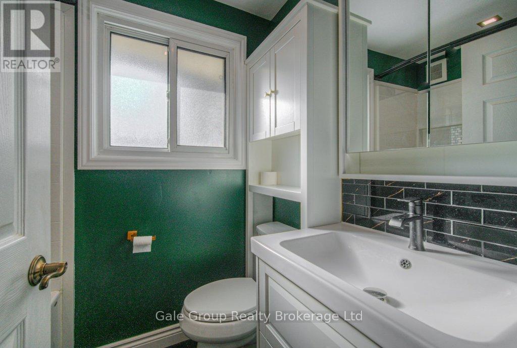 B - 808 Walter Street, Cambridge, ON - Indoor Photo Showing Bathroom