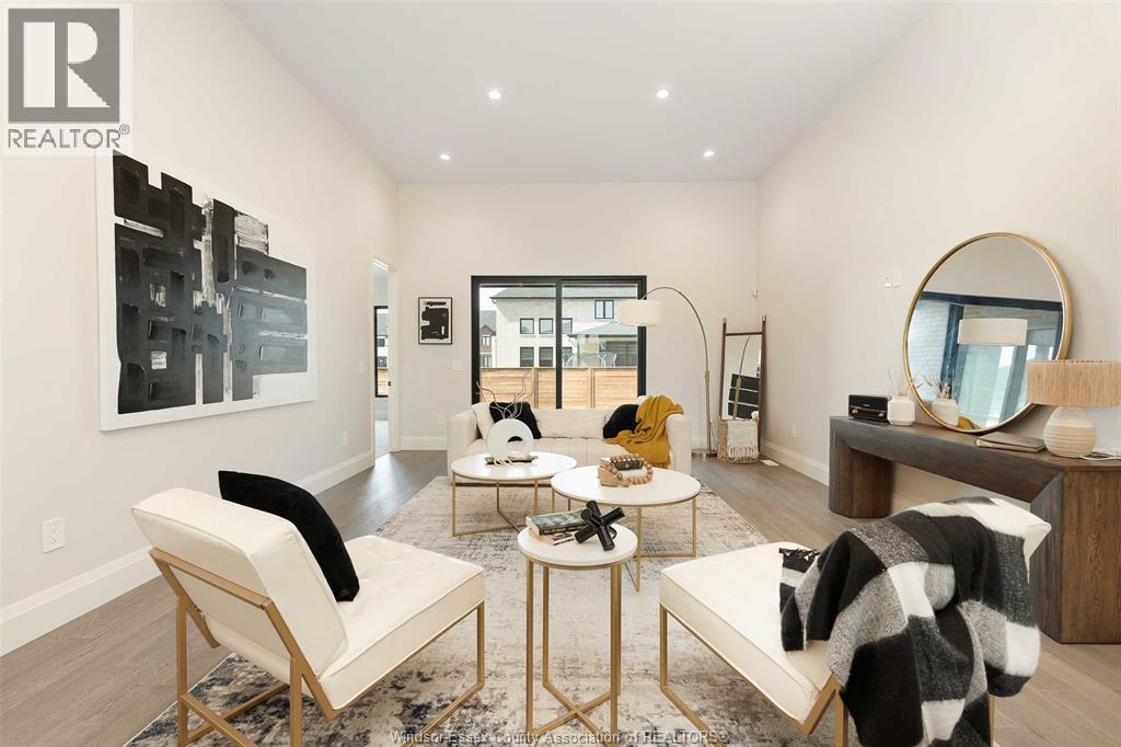 638 Lily Mac Boulevard, Windsor, ON - Indoor Photo Showing Living Room
