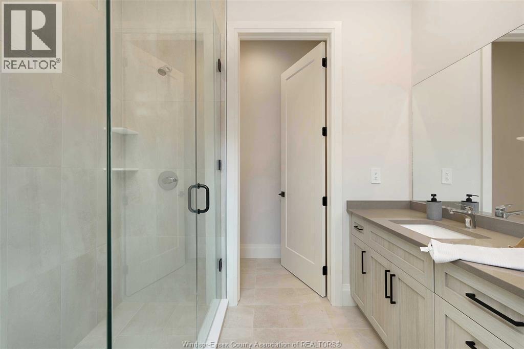 592 Lily Mac Boulevard, Windsor, ON - Indoor Photo Showing Bathroom