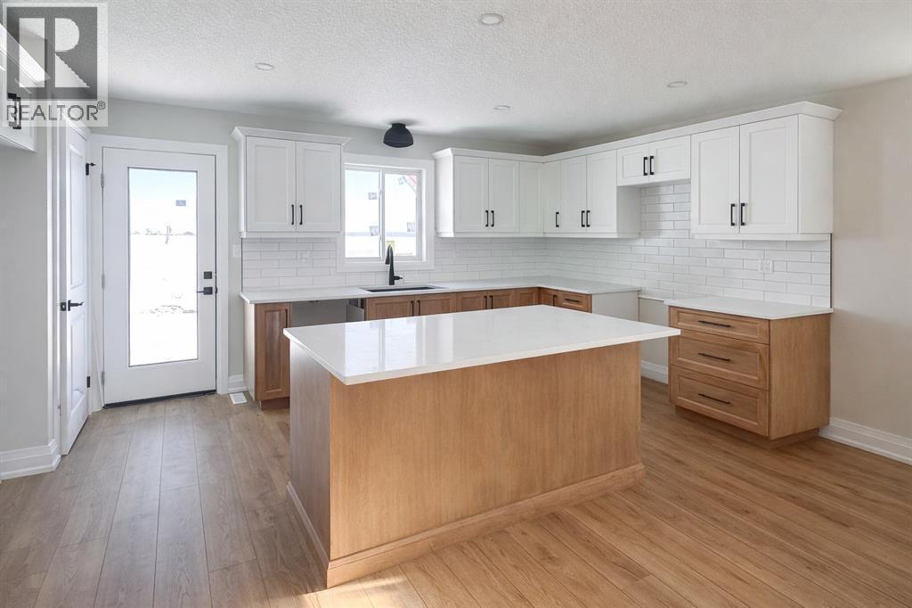 639 Ketter Way, Plympton-Wyoming, ON - Indoor Photo Showing Kitchen